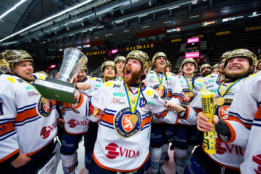 Växjös Liam Reddox  jublar med pokalen
