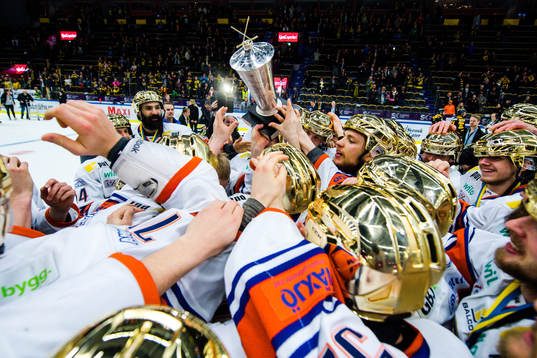 Växjös spelare jublar med pokalen