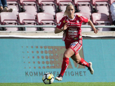 Piteås Ronja Aronsson på språng med bollen