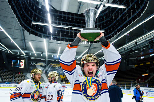 Växjös Peter Andersson  jublar med pokalen