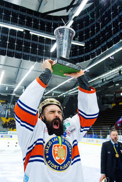 Växjös Daniel Rahimi jublar med pokalen