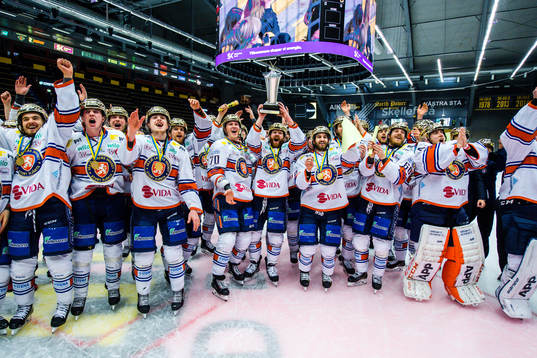 Växjös spelare jublar med pokalen