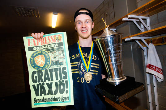 Växjös Elias Pettersson  jublar med en löpsedel och