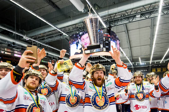 Växjös spelare jublar med pokalen