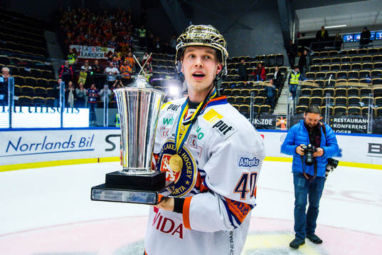 Växjös Elias Pettersson  jublar med pokalen