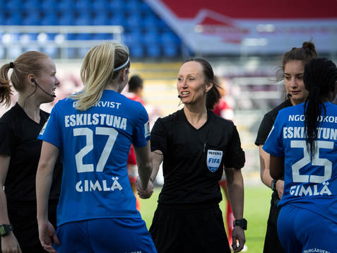 Domartrojkan med domare Pernilla Larsson som hälsar på