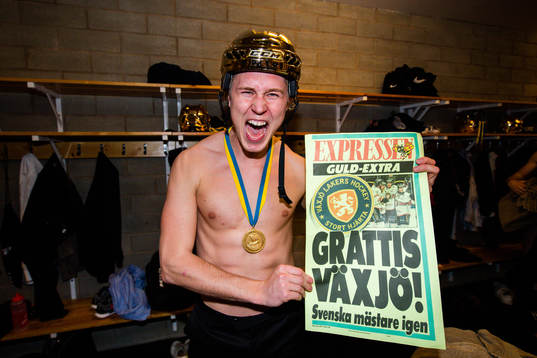 Växjös Dennis Rasmussen  jublar med en löpsedel i