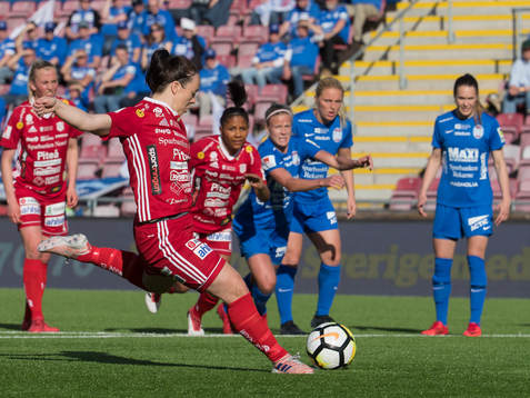 Piteås June Pedersen på straffpunkten och skjuter 0-2
