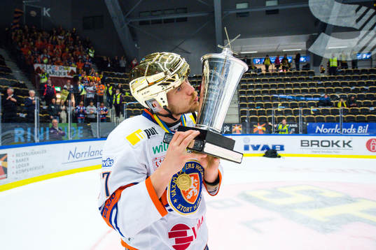 Växjös Pontus Netterberg  jublar med pokalen