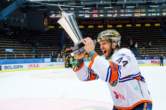 Växjös Peter Andersson jublar med pokalen