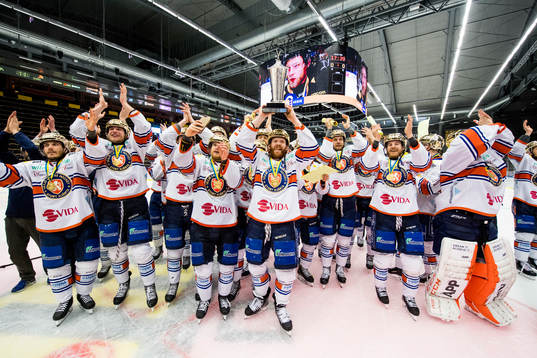 Växjös spelare jublar med pokalen