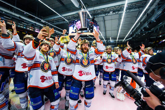 Växjös Liam Reddox  jublar med pokalen
