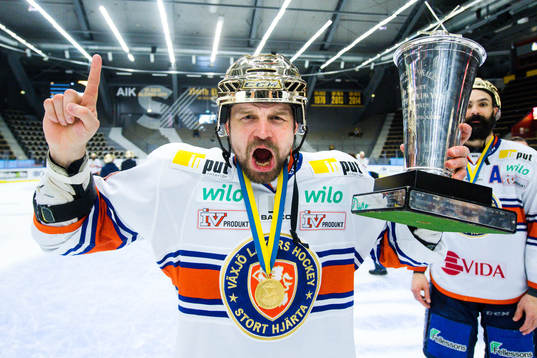 Växjös Janne Pesonen  jublar med pokalen