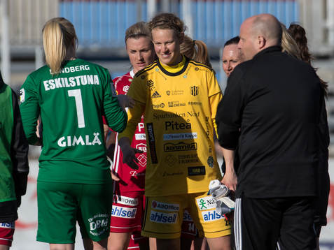 Piteås målvakt Cajsa Andersson jublar