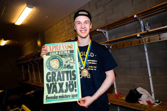 Växjös Elias Pettersson  jublar med en löpsedel