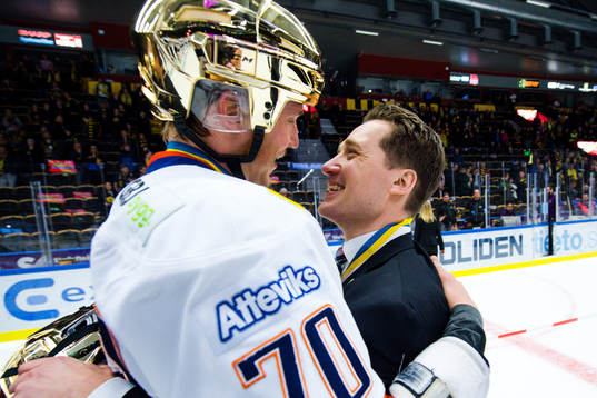 Växjös Dennis Rasmussen och tränare Sam Hallam jublar
