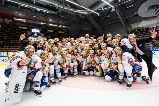 Växjös spelare jublar med pokalen