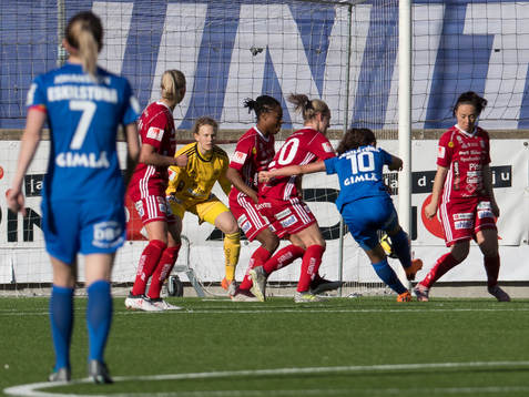 Eskilstunas Loretta Kullashi skjuter mot Piteås målvakt