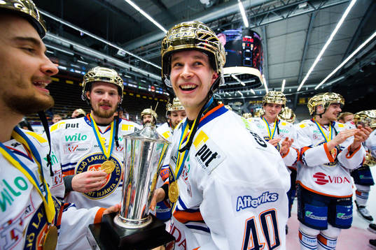 Växjös Elias Pettersson  jublar med pokalen