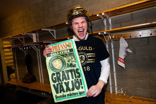 Växjös Joel Persson  jublar med en löpsedel i