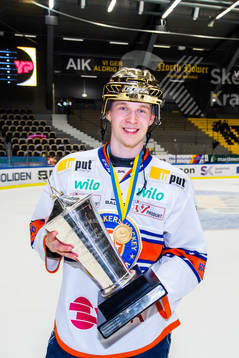Växjös Elias Pettersson  jublar med pokalen