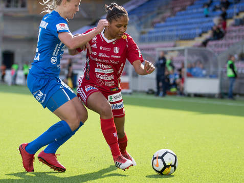 Piteås Madelen Janogy och Eskilstunas Hanna Glas i en