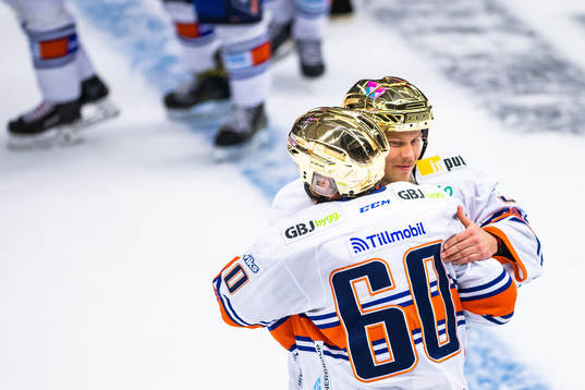 Växjös målvakt Viktor Fasth och Erik Josefsson jublar