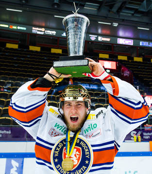 Växjös målvakt Viktor Andrén   jublar med pokalen