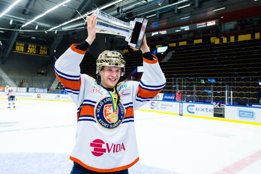 Växjös Elias Pettersson  jublar med pokalen