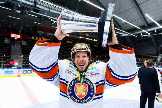 Växjös målvakt Viktor Fasth  jublar med pokalen