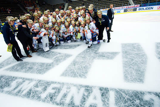 Växjös spelare jublar med pokalen