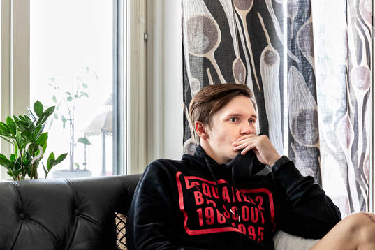 Patrik Karlsson Lagemyr kollar på matchen mellan IFK