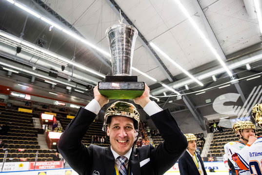 Växjös tränare Sam Hallam jublar med pokalen