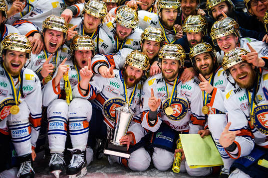 Växjös spelare jublar med pokalen
