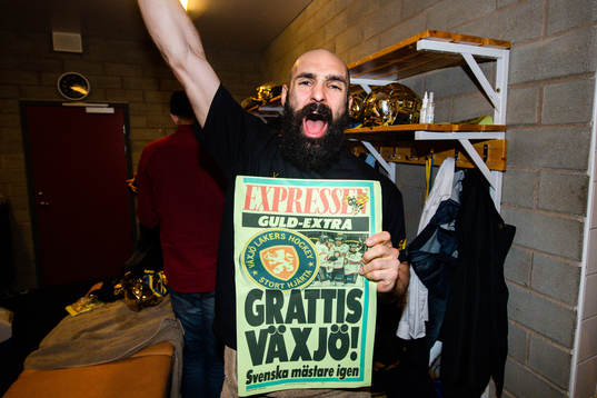 Växjös Daniel Rahimi  jublar med en löpsedel i