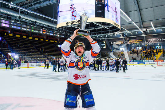Växjös Oliver Bohm jublar med pokalen