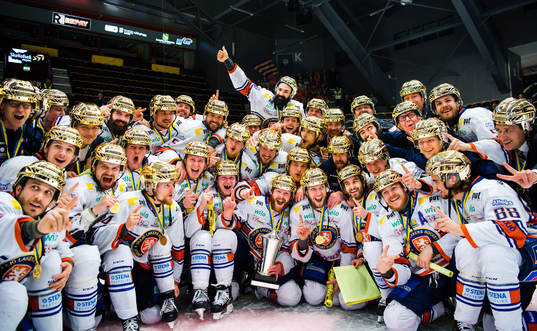 Växjös spelare jublar med pokalen