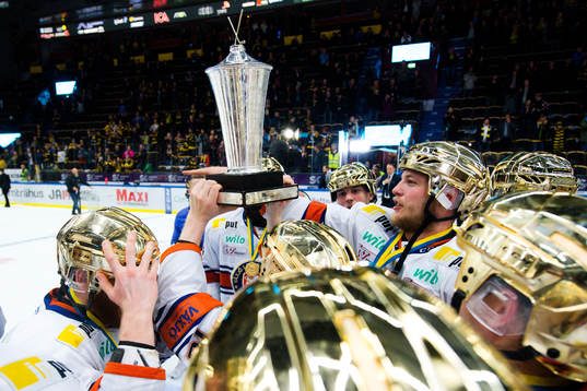 Växjös spelare  jublar med pokalen