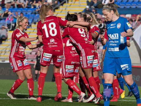 Piteås June Pedersen har precis satt 0-2 målet på straff