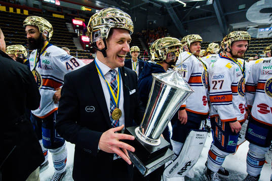 Växjös tränare Sam Hallam  jublar med pokalen