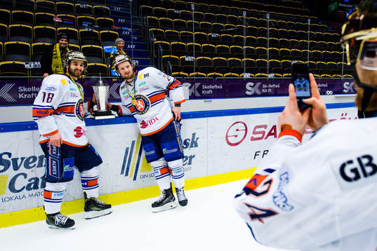 Växjös Andrew Calof och Martin Lundberg   jublar med