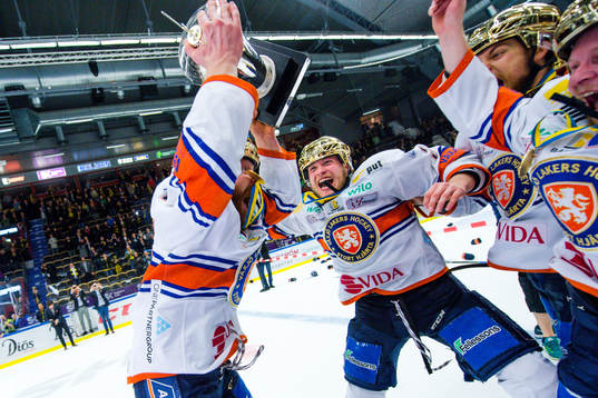 Växjös Liam Reddox och Oliver Bohm jublar med pokalen