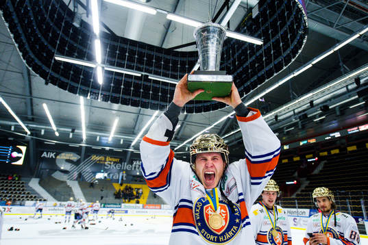 Växjös Peter Andersson  jublar med pokalen