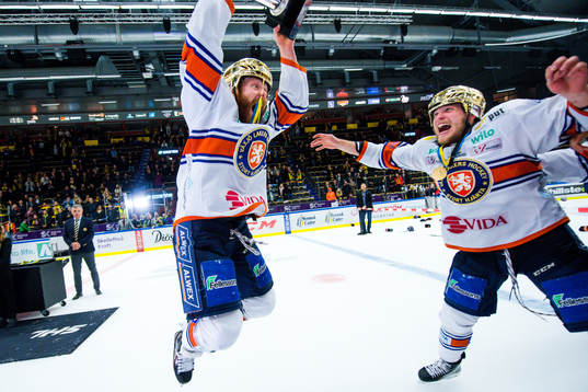Växjös Liam Reddox och Oliver Bohm jublar med pokalen