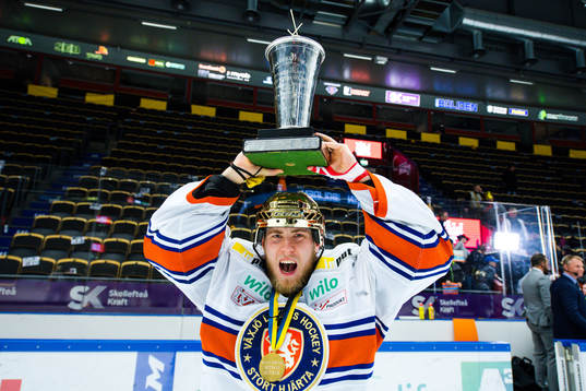 Växjös målvakt Viktor Andrén   jublar med pokalen