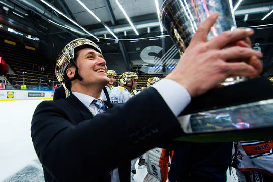 Växjös tränare Sam Hallam  jublar med pokalen