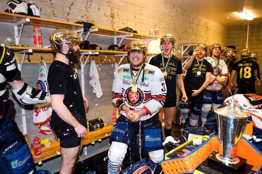 Växjös Oliver Bohm  jublar i omklädningsrummet