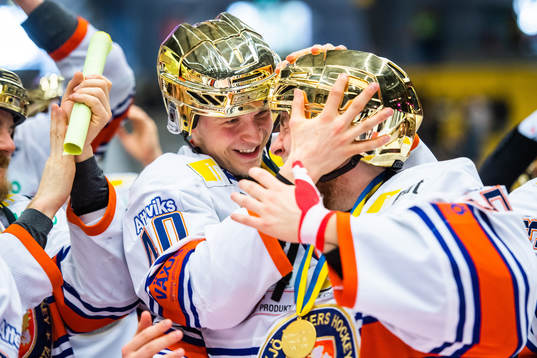 Växjös Elias Pettersson och målvakt Viktor Andrén