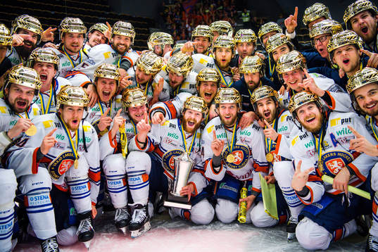 Växjös spelare jublar med pokalen