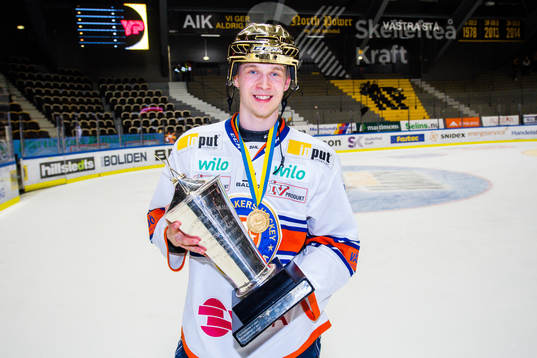 Växjös Elias Pettersson  jublar med pokalen